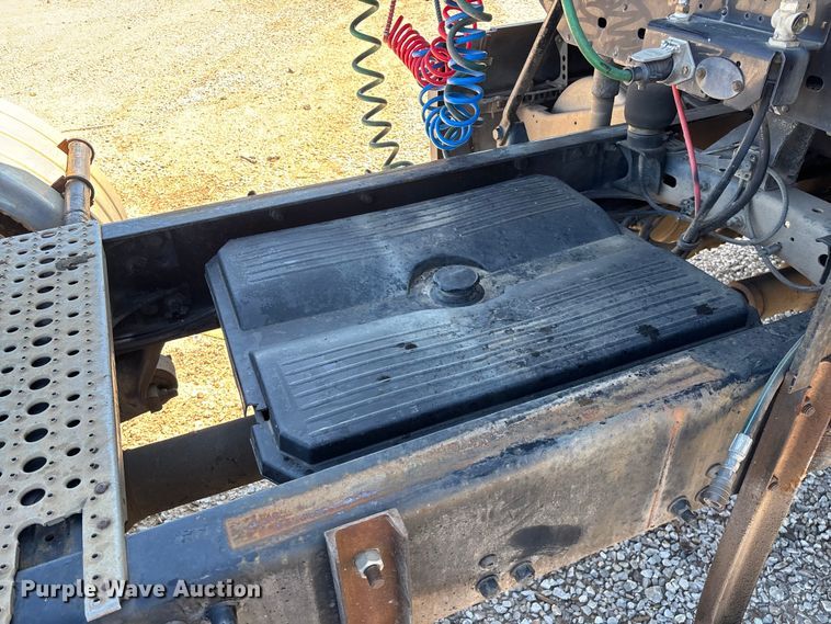 image for item FG0228 2006 Freightliner Columbia semi truck