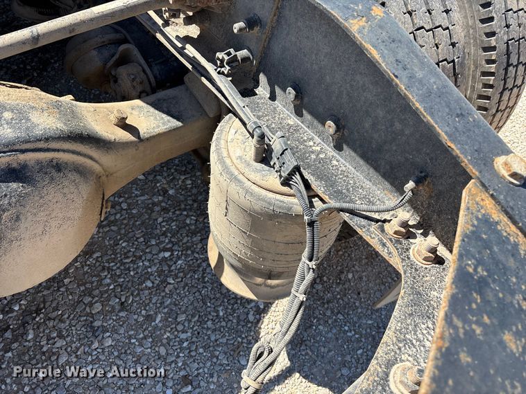 image for item FG0228 2006 Freightliner Columbia semi truck