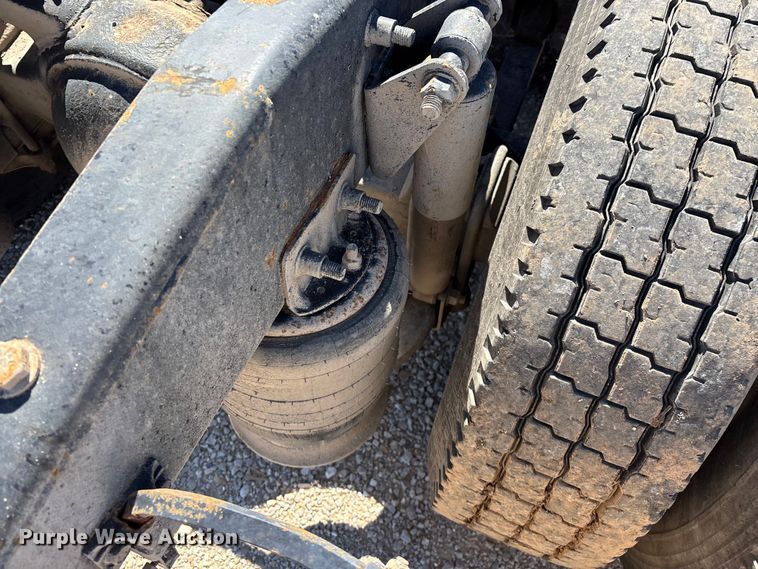 image for item FG0228 2006 Freightliner Columbia semi truck