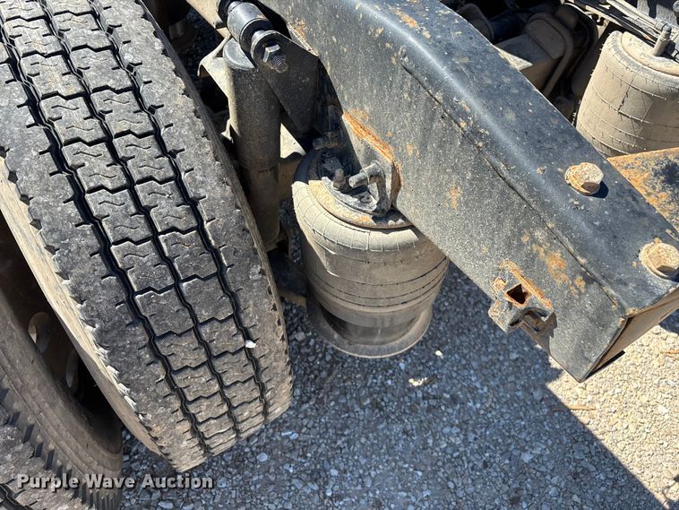 image for item FG0228 2006 Freightliner Columbia semi truck