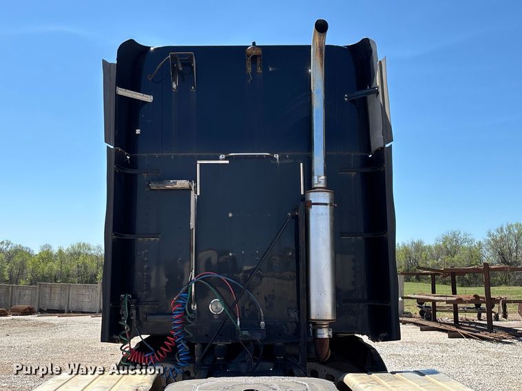 image for item FG0228 2006 Freightliner Columbia semi truck