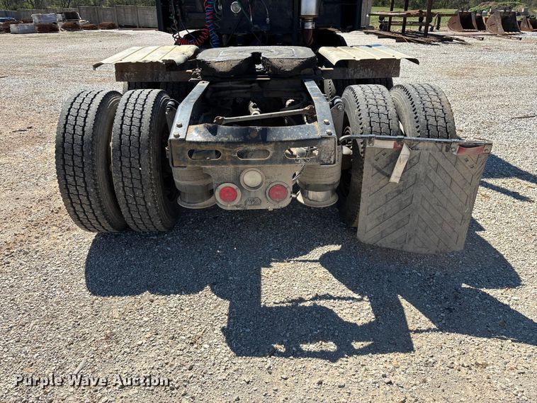 image for item FG0228 2006 Freightliner Columbia semi truck