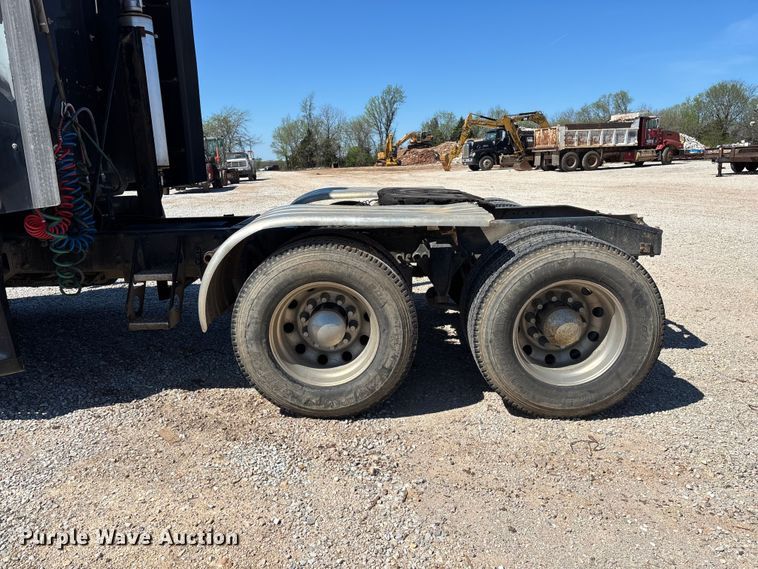 image for item FG0228 2006 Freightliner Columbia semi truck