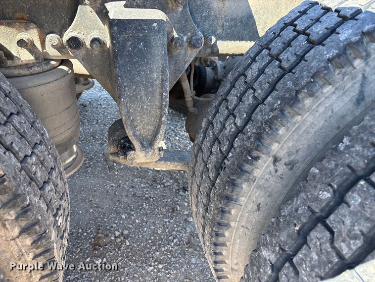 image for item FG0228 2006 Freightliner Columbia semi truck