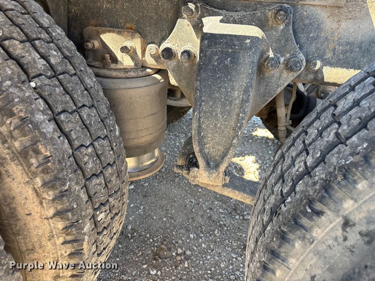 image for item FG0228 2006 Freightliner Columbia semi truck