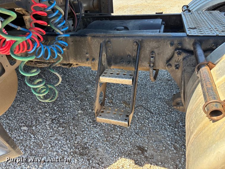 image for item FG0228 2006 Freightliner Columbia semi truck