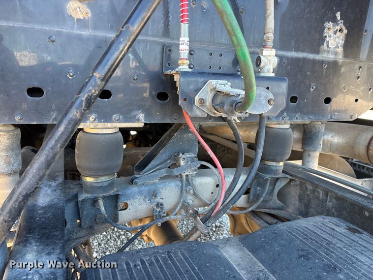 image for item FG0228 2006 Freightliner Columbia semi truck