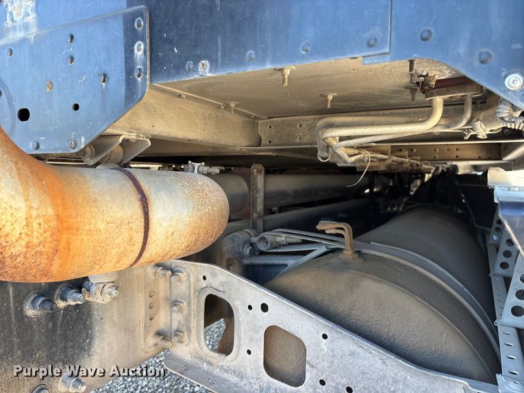 image for item FG0228 2006 Freightliner Columbia semi truck