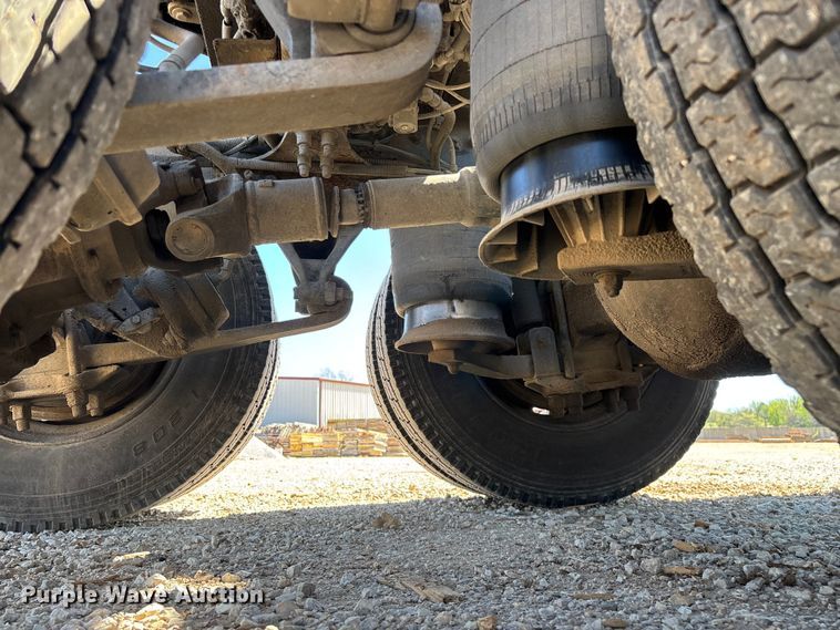 image for item FG0228 2006 Freightliner Columbia semi truck