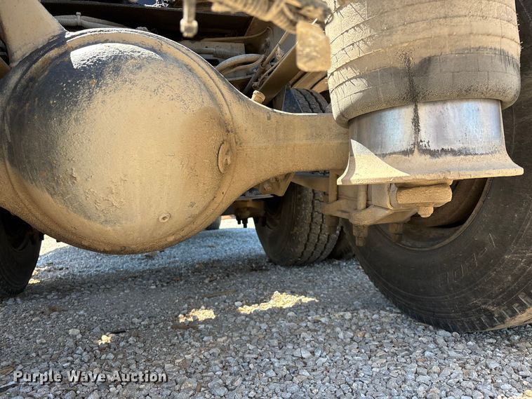 image for item FG0228 2006 Freightliner Columbia semi truck