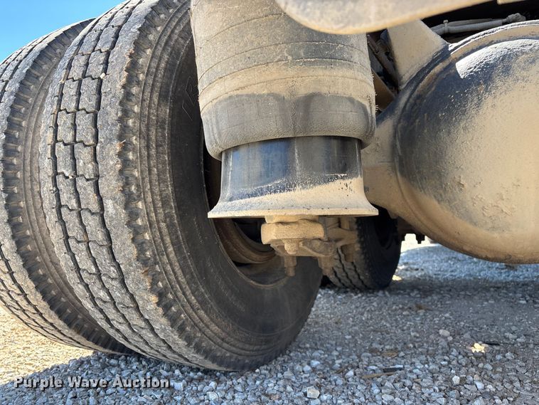 image for item FG0228 2006 Freightliner Columbia semi truck