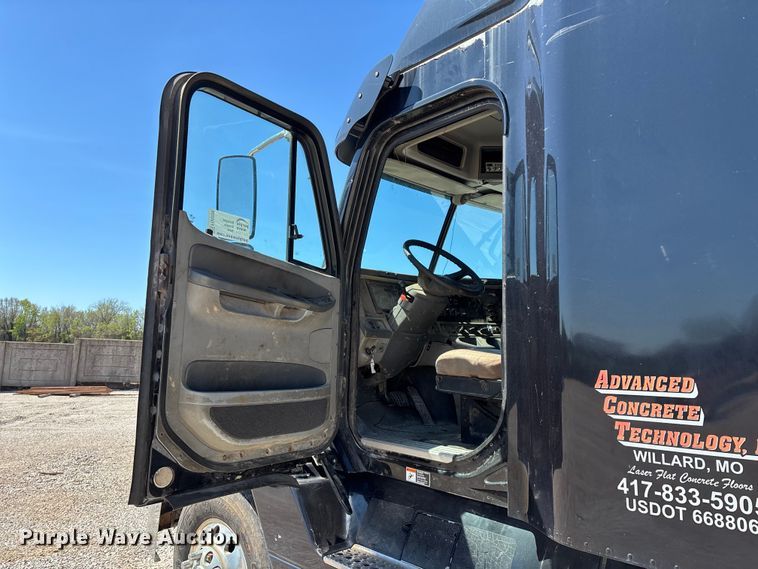 image for item FG0228 2006 Freightliner Columbia semi truck