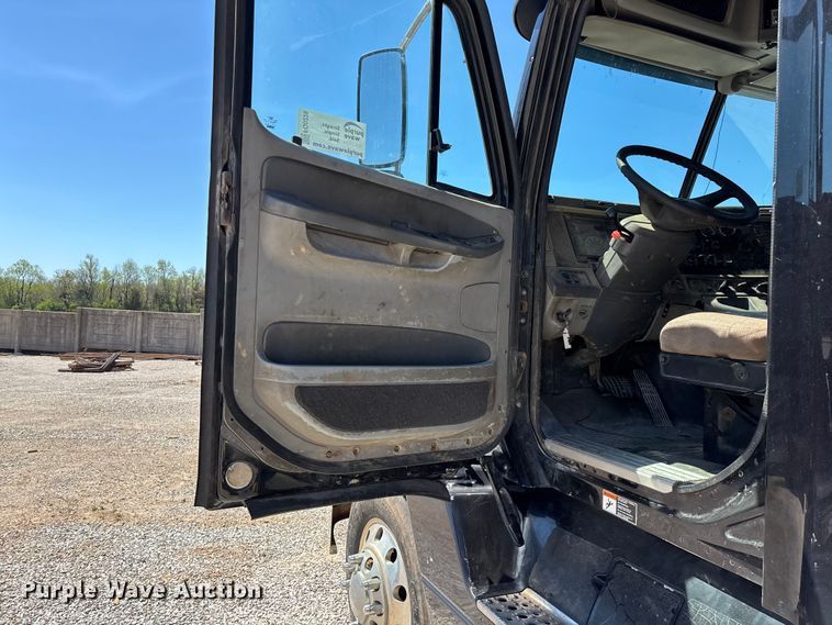 image for item FG0228 2006 Freightliner Columbia semi truck