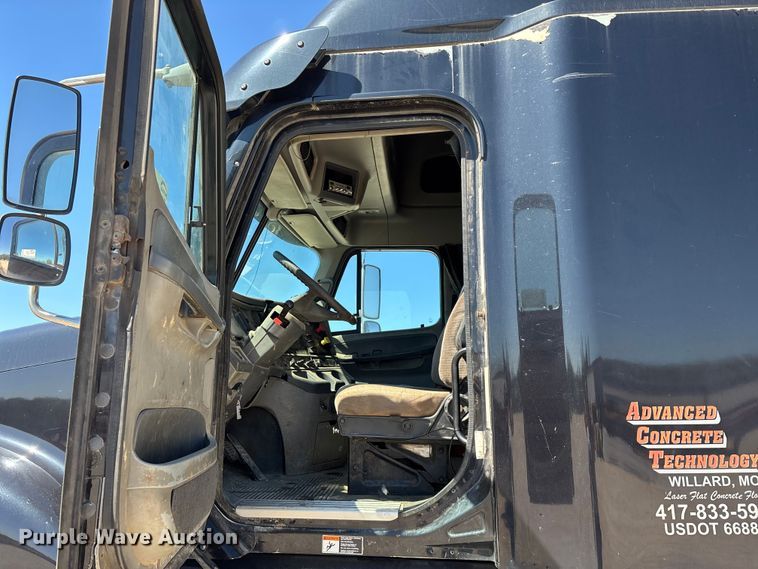 image for item FG0228 2006 Freightliner Columbia semi truck