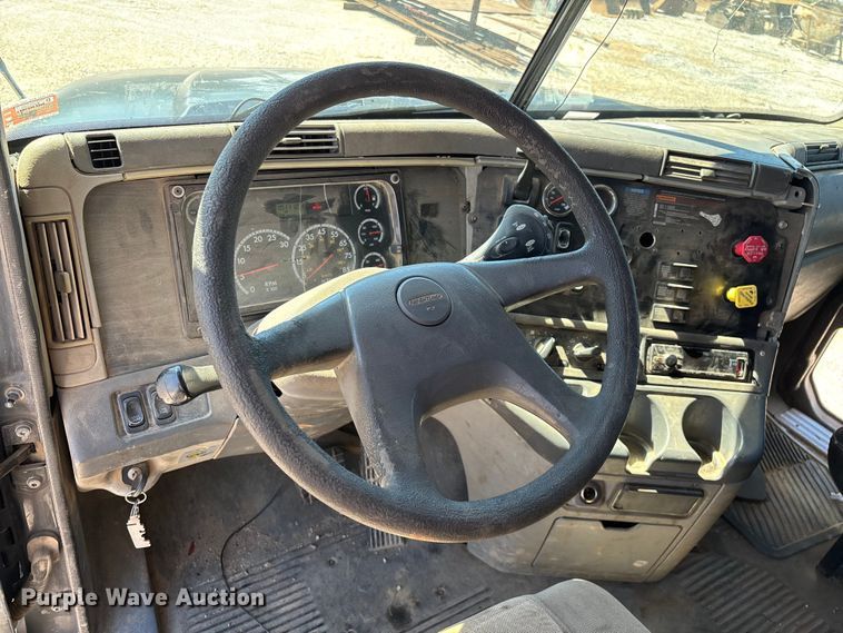 image for item FG0228 2006 Freightliner Columbia semi truck