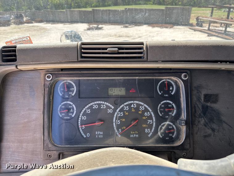 image for item FG0228 2006 Freightliner Columbia semi truck