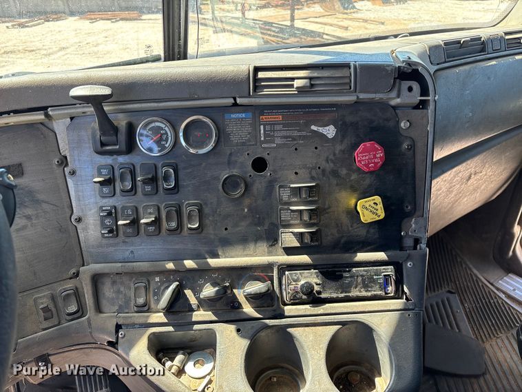 image for item FG0228 2006 Freightliner Columbia semi truck