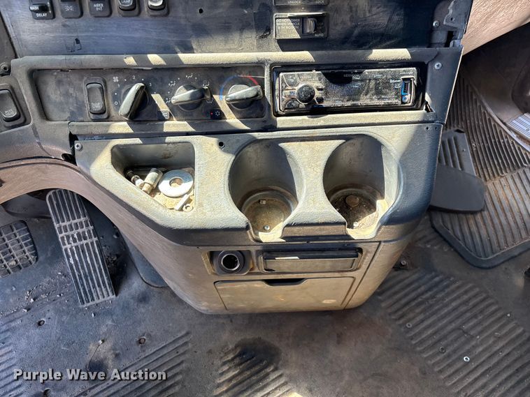 image for item FG0228 2006 Freightliner Columbia semi truck