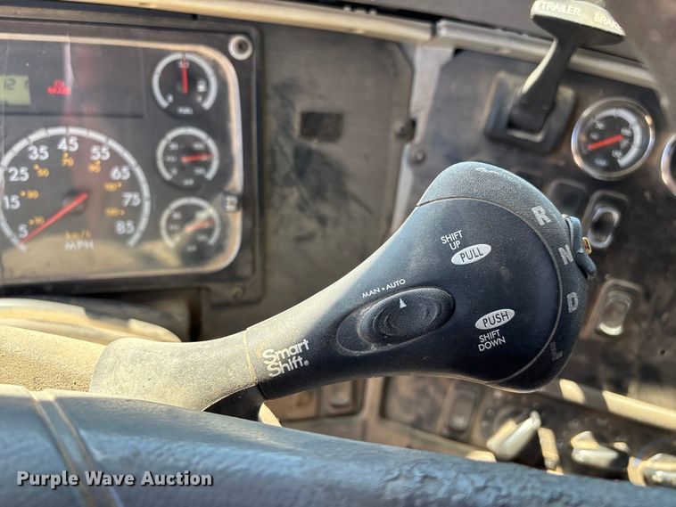 image for item FG0228 2006 Freightliner Columbia semi truck