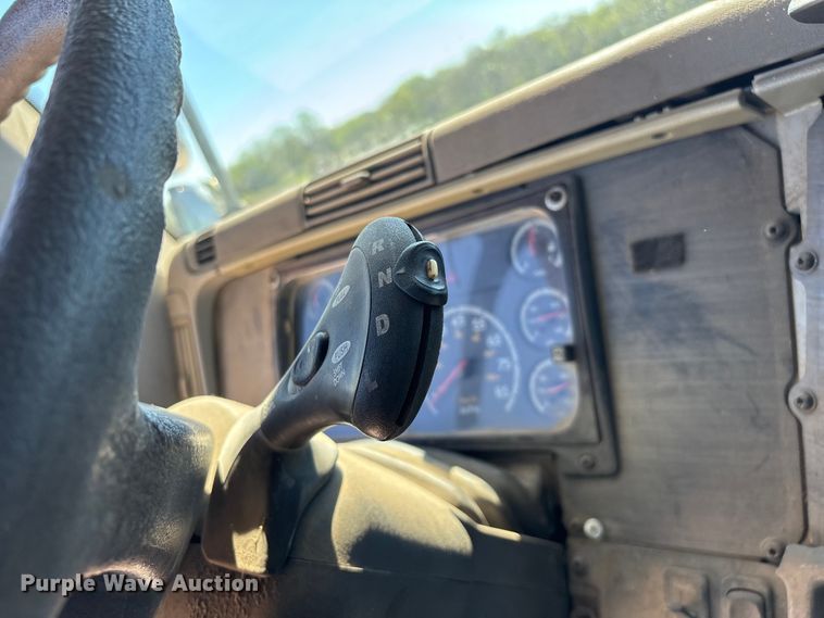 image for item FG0228 2006 Freightliner Columbia semi truck