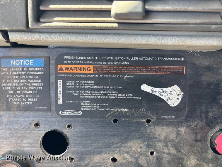 image for item FG0228 2006 Freightliner Columbia semi truck