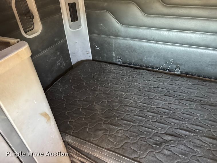 image for item FG0228 2006 Freightliner Columbia semi truck