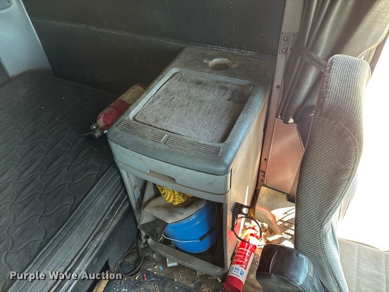 image for item FG0228 2006 Freightliner Columbia semi truck