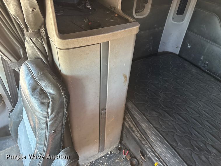 image for item FG0228 2006 Freightliner Columbia semi truck