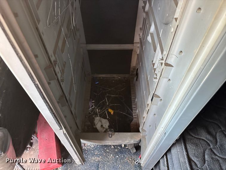 image for item FG0228 2006 Freightliner Columbia semi truck