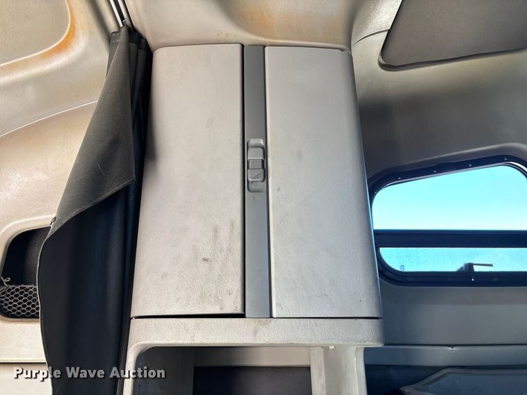 image for item FG0228 2006 Freightliner Columbia semi truck