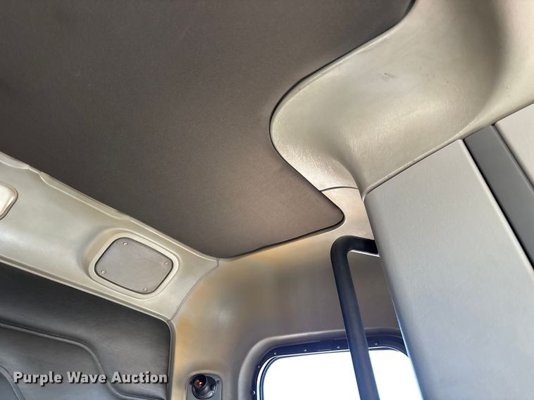 image for item FG0228 2006 Freightliner Columbia semi truck