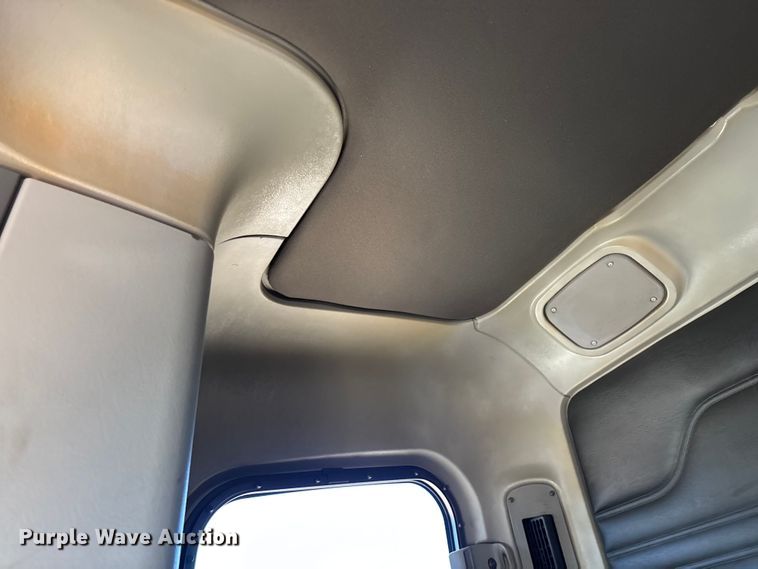 image for item FG0228 2006 Freightliner Columbia semi truck