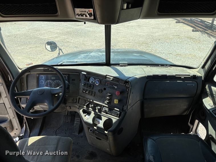 image for item FG0228 2006 Freightliner Columbia semi truck