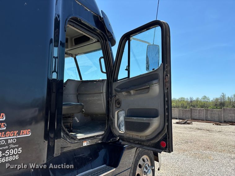 image for item FG0228 2006 Freightliner Columbia semi truck