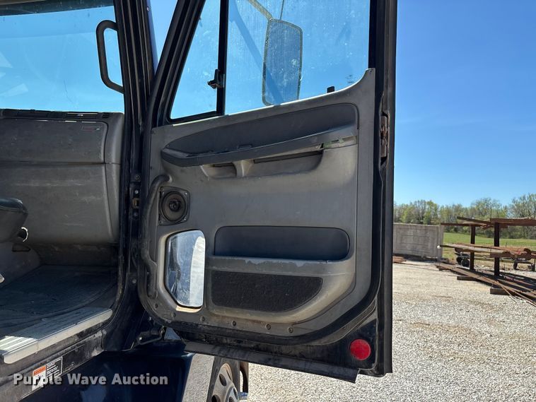 image for item FG0228 2006 Freightliner Columbia semi truck