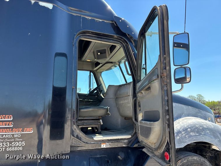 image for item FG0228 2006 Freightliner Columbia semi truck