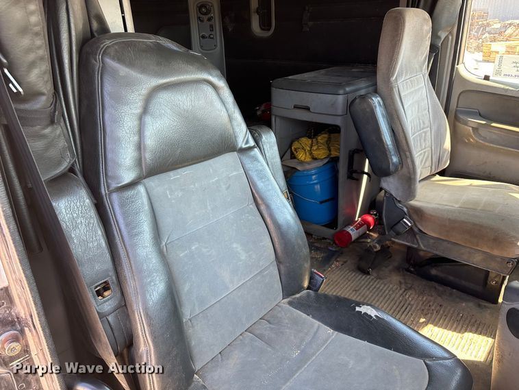 image for item FG0228 2006 Freightliner Columbia semi truck