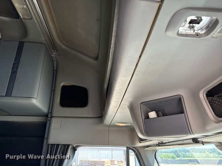 image for item FG0228 2006 Freightliner Columbia semi truck