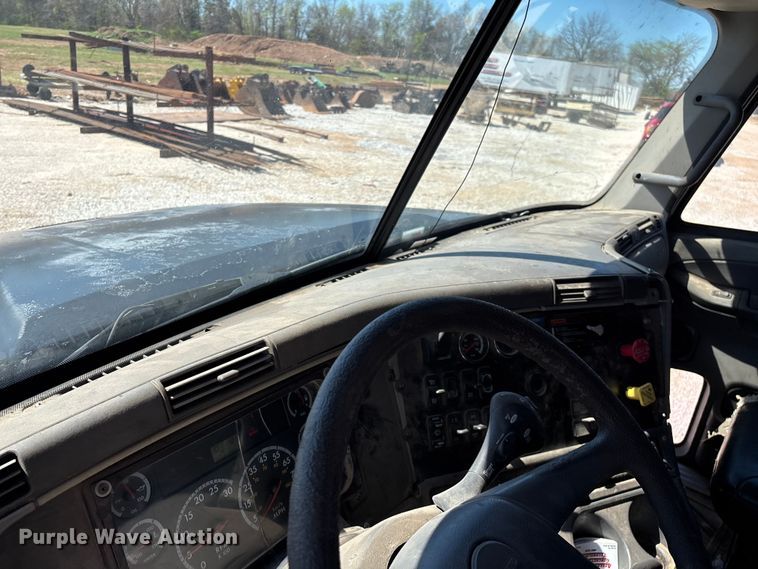 image for item FG0228 2006 Freightliner Columbia semi truck