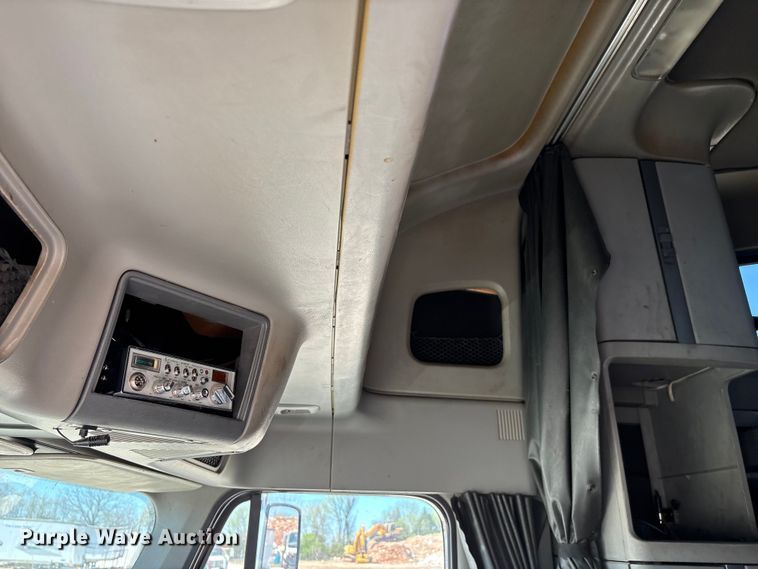 image for item FG0228 2006 Freightliner Columbia semi truck