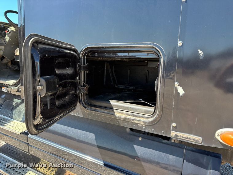 image for item FG0228 2006 Freightliner Columbia semi truck