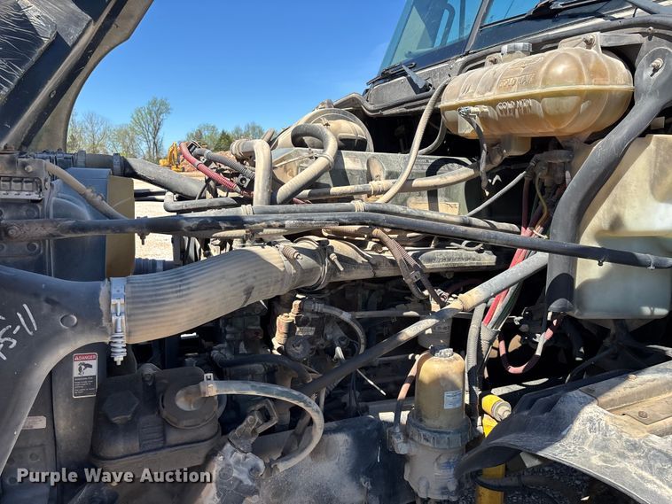 image for item FG0228 2006 Freightliner Columbia semi truck