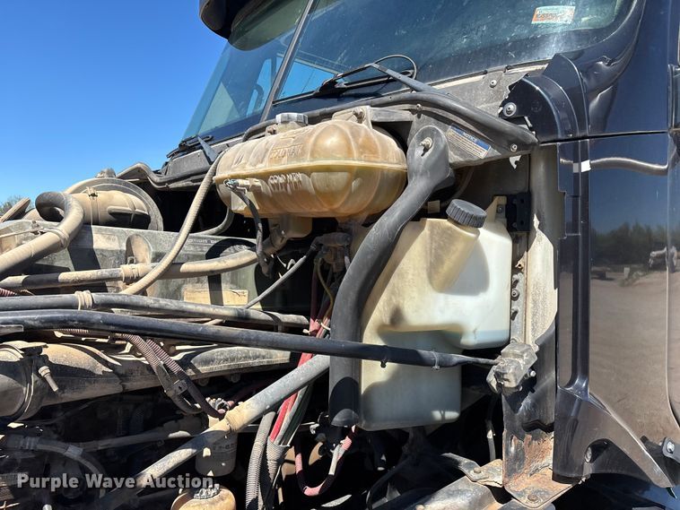 image for item FG0228 2006 Freightliner Columbia semi truck