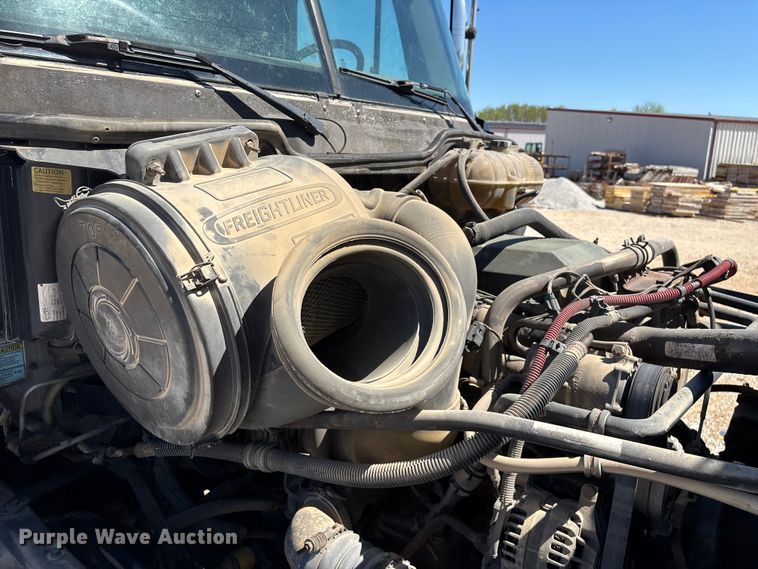 image for item FG0228 2006 Freightliner Columbia semi truck