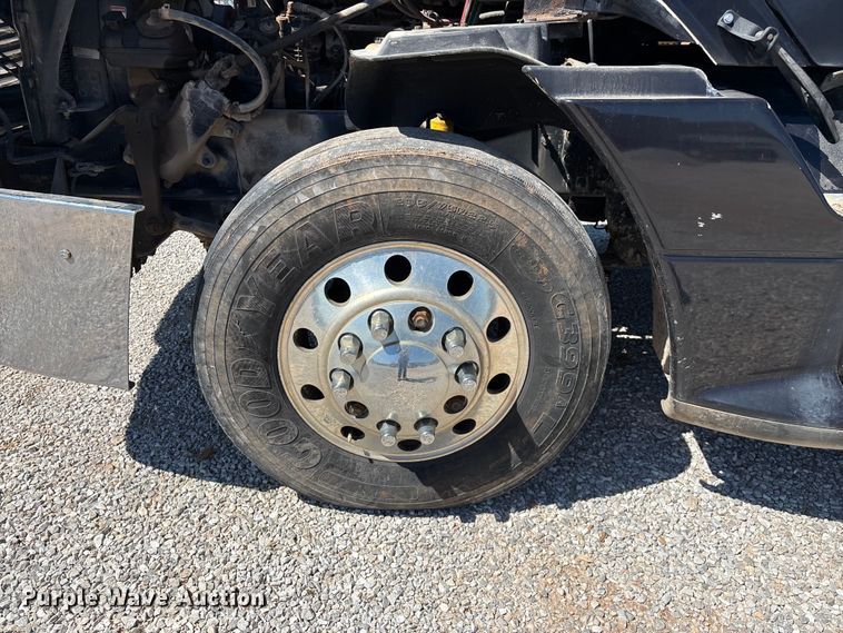 image for item FG0228 2006 Freightliner Columbia semi truck