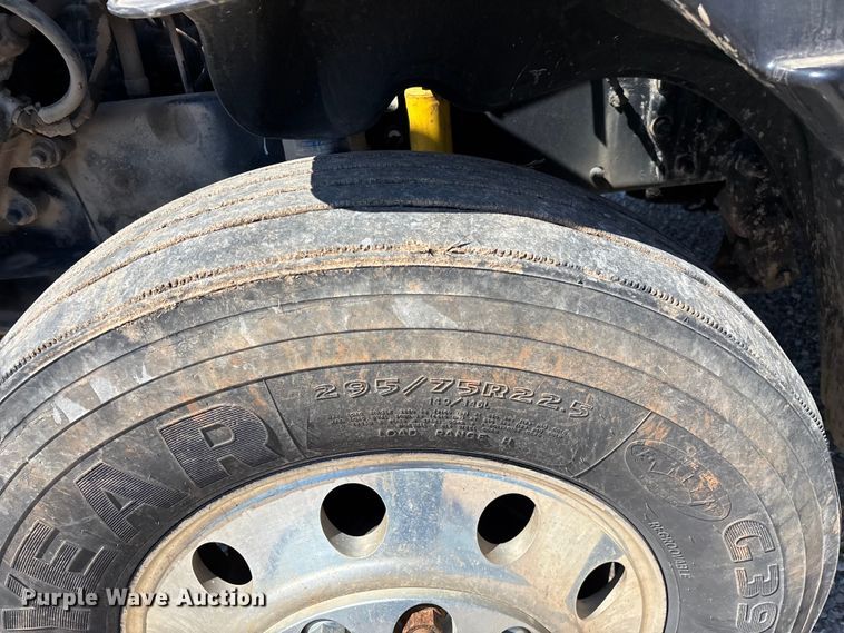 image for item FG0228 2006 Freightliner Columbia semi truck