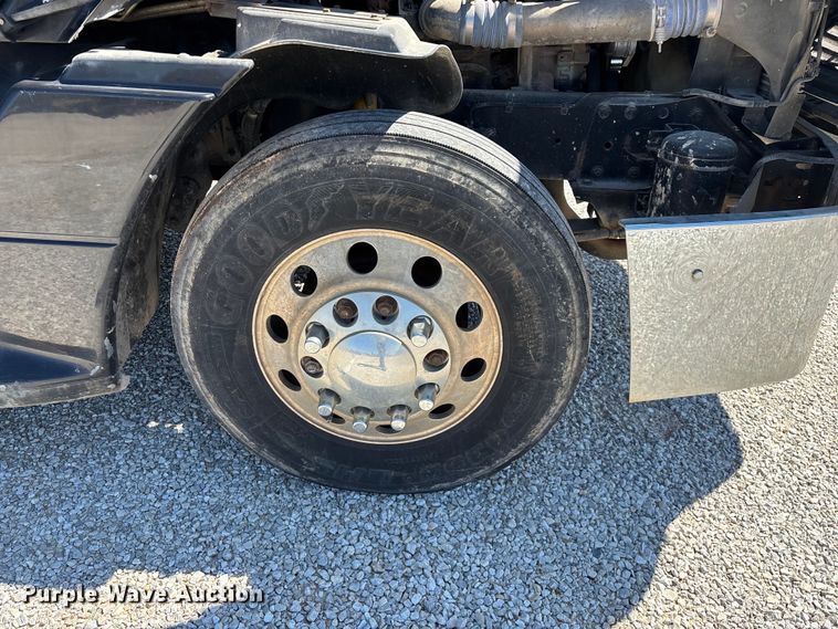 image for item FG0228 2006 Freightliner Columbia semi truck