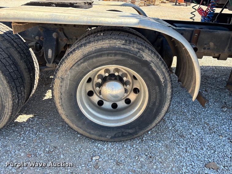 image for item FG0228 2006 Freightliner Columbia semi truck