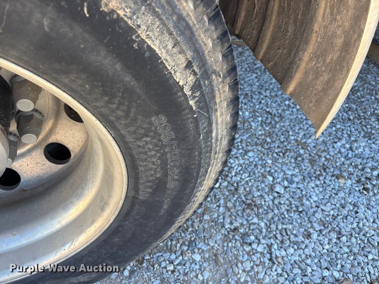 image for item FG0228 2006 Freightliner Columbia semi truck