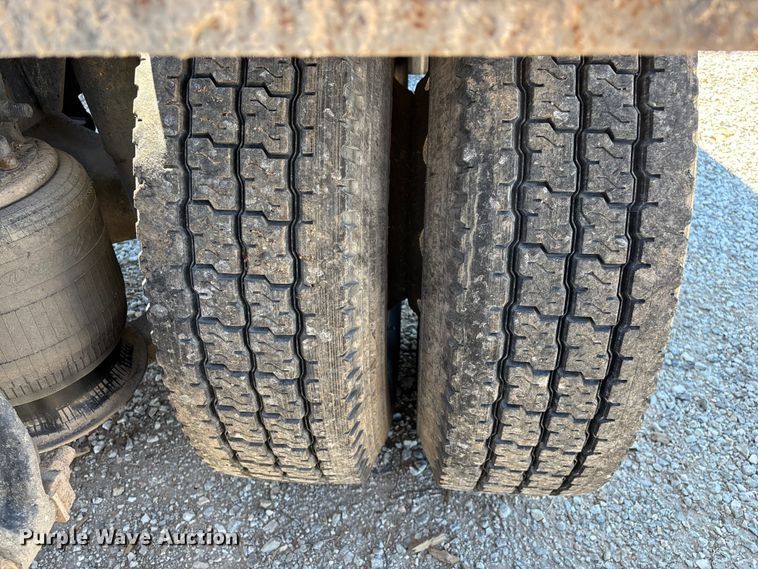 image for item FG0228 2006 Freightliner Columbia semi truck